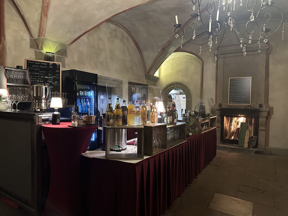 Bar und Getränkeausgabe im Gewölbe von Schloss Scharfenberg