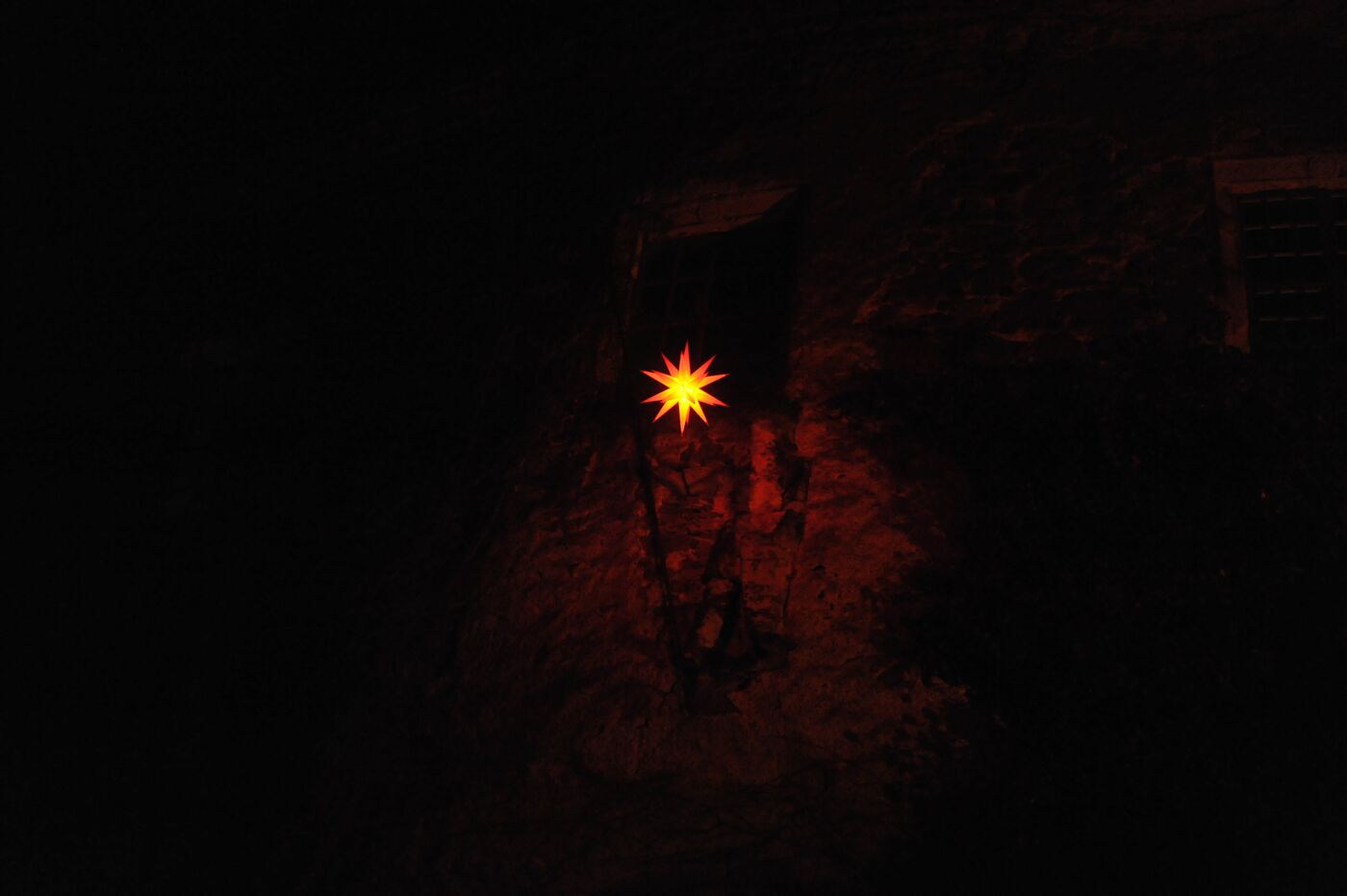 Ein leuchtender Stern im dunklen Schlosshof