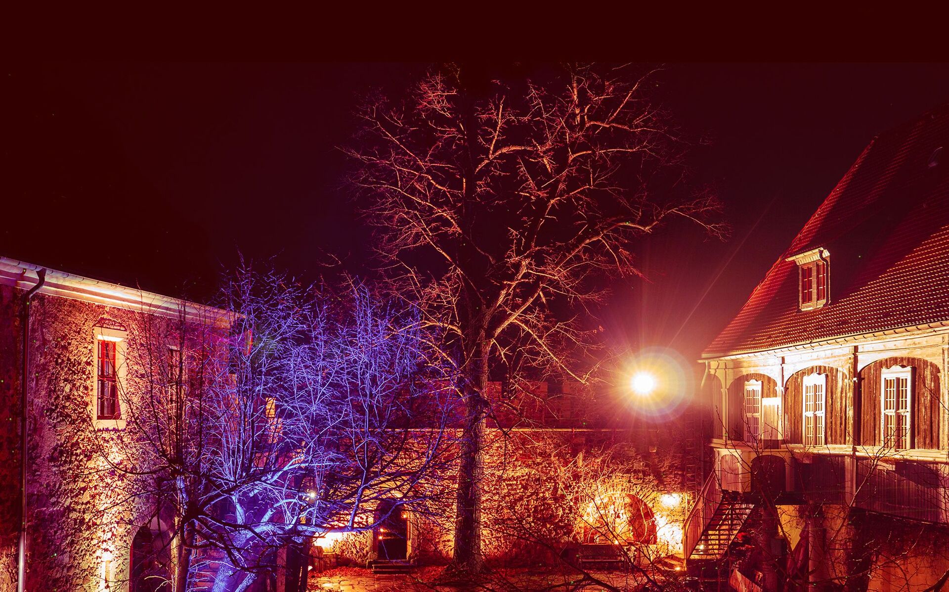 Schloss Scharfenberg bei Nacht, festlich beleuchtet